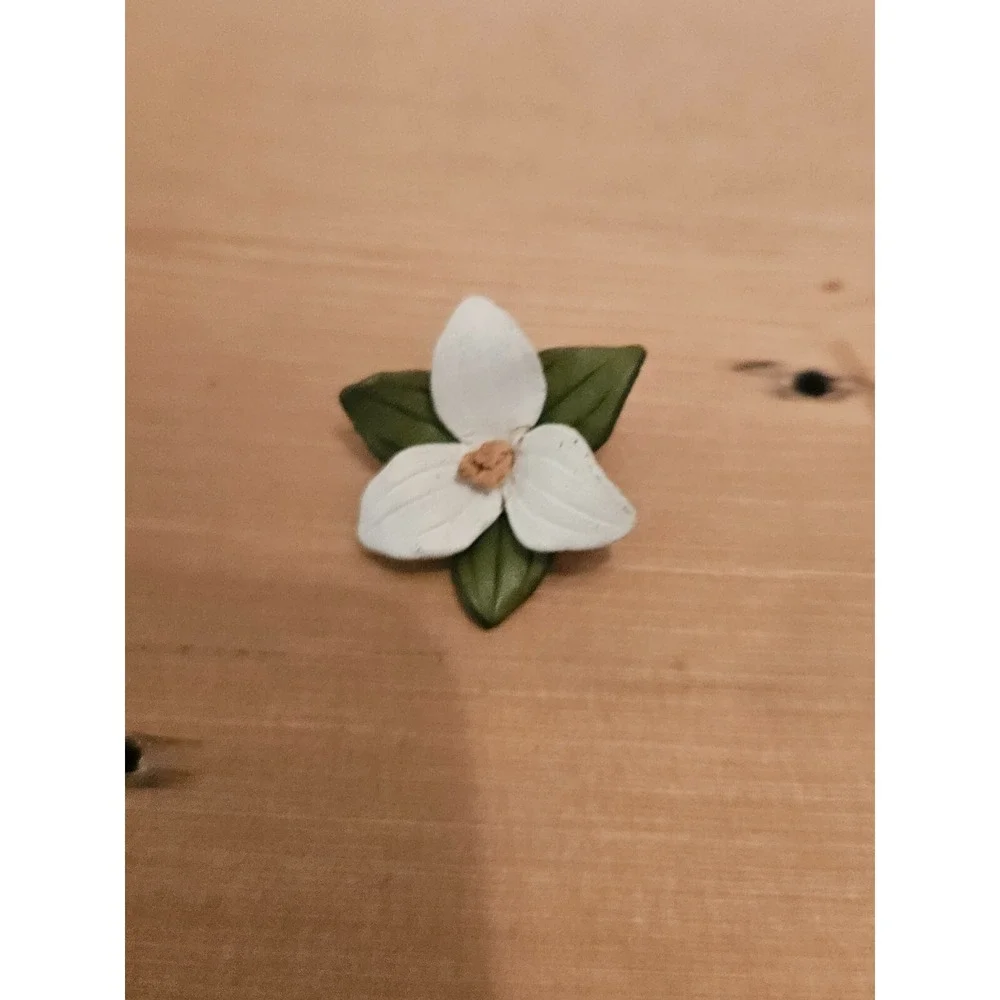 Trillium Flower brooch pin - signed Canada Floral Statement Lapel Accent FASHION